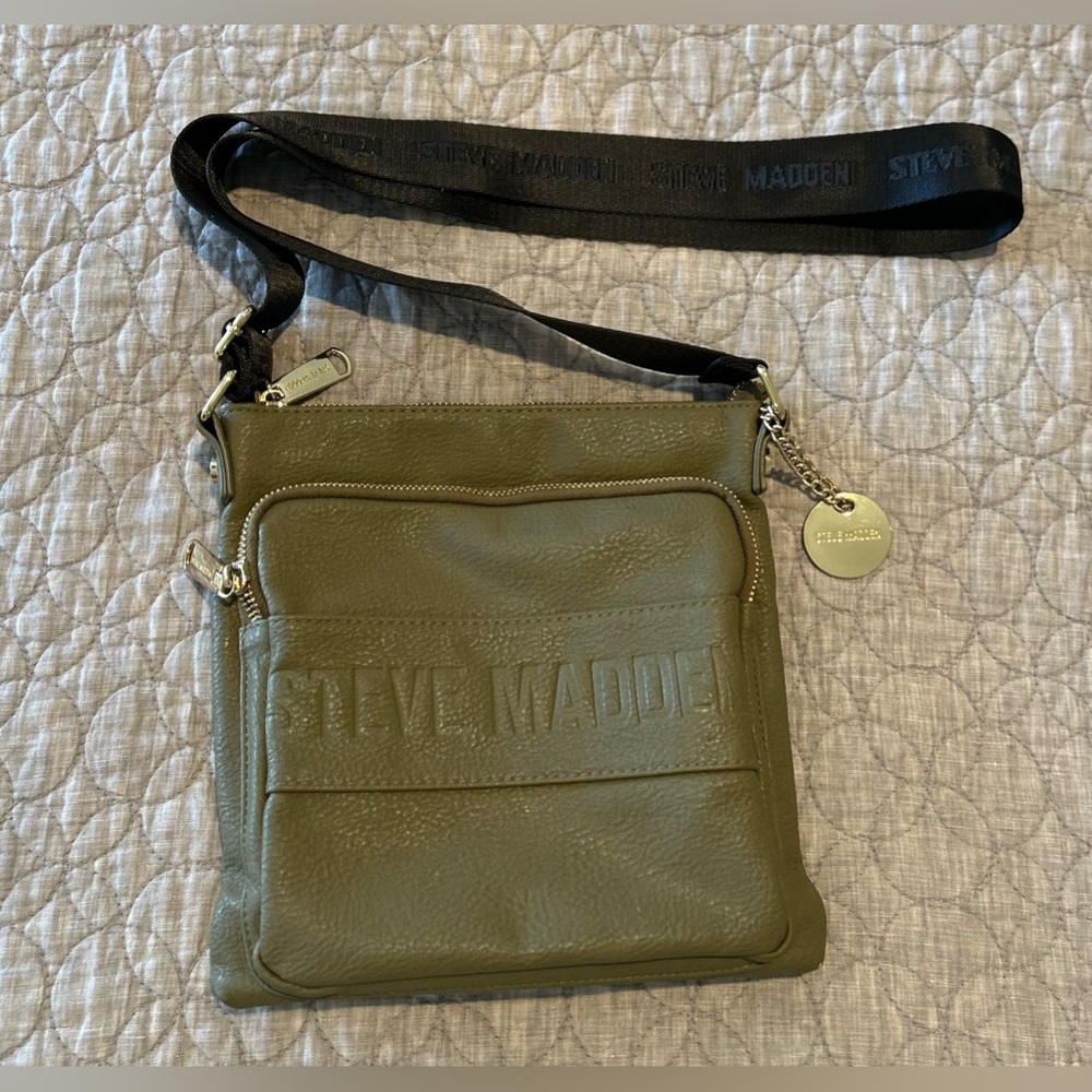 Steve Madden BNeo Cross Body Logo Bag - Olive.